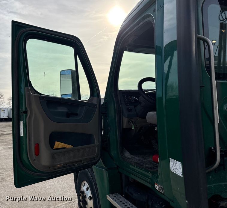 image for item FG1003 2017 Freightliner Cascadia 125 semi truck