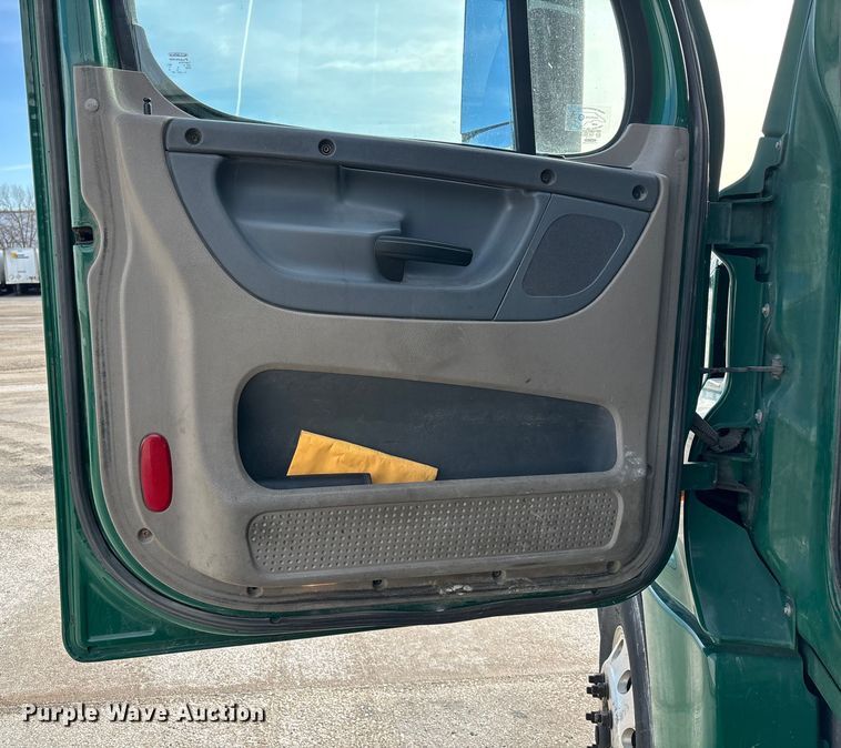 image for item FG1003 2017 Freightliner Cascadia 125 semi truck