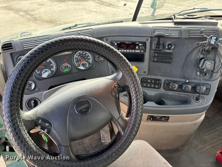 image for item FG1003 2017 Freightliner Cascadia 125 semi truck
