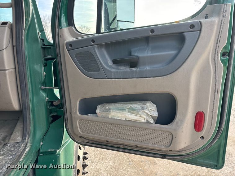 image for item FG1003 2017 Freightliner Cascadia 125 semi truck