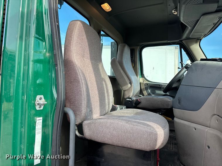 image for item FG1003 2017 Freightliner Cascadia 125 semi truck