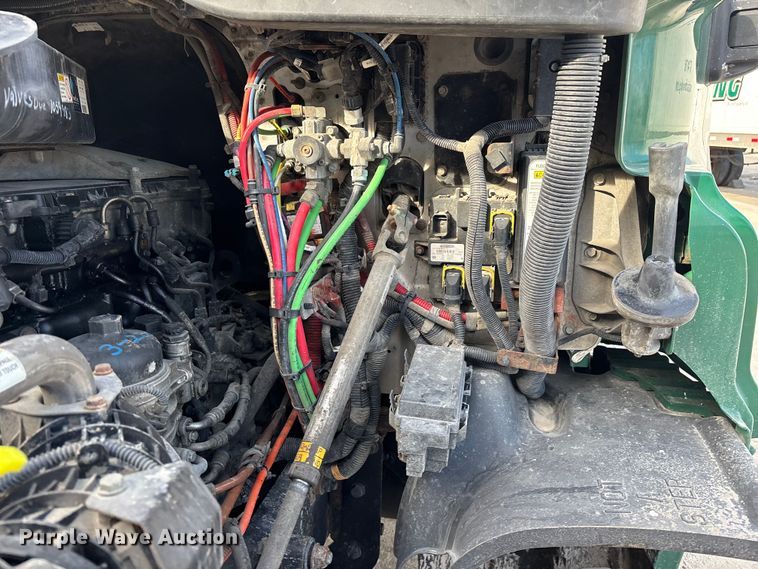 image for item FG1003 2017 Freightliner Cascadia 125 semi truck