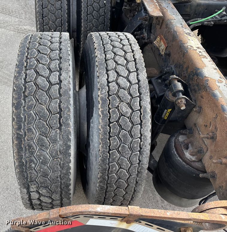 image for item FG1003 2017 Freightliner Cascadia 125 semi truck