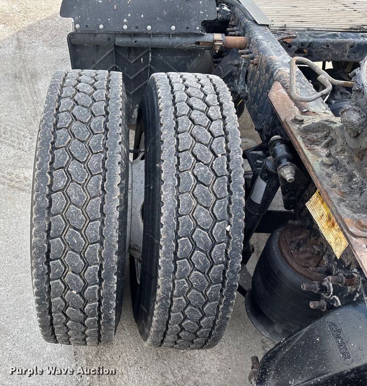 image for item FG1003 2017 Freightliner Cascadia 125 semi truck