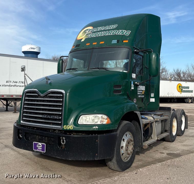 image for item FG1004 2016 Mack CXU613 semi truck
