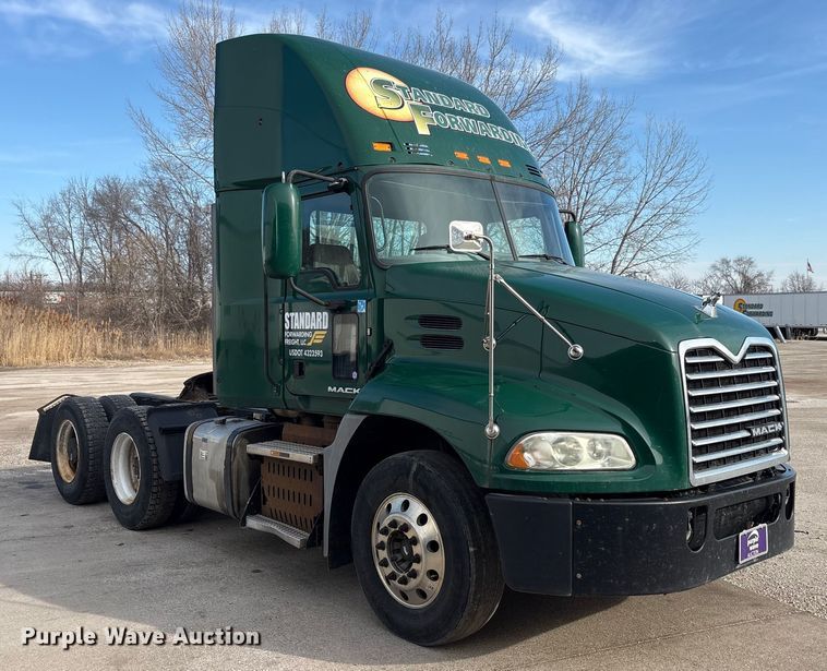 image for item FG1004 2016 Mack CXU613 semi truck