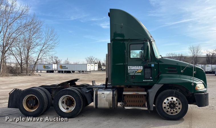 image for item FG1004 2016 Mack CXU613 semi truck