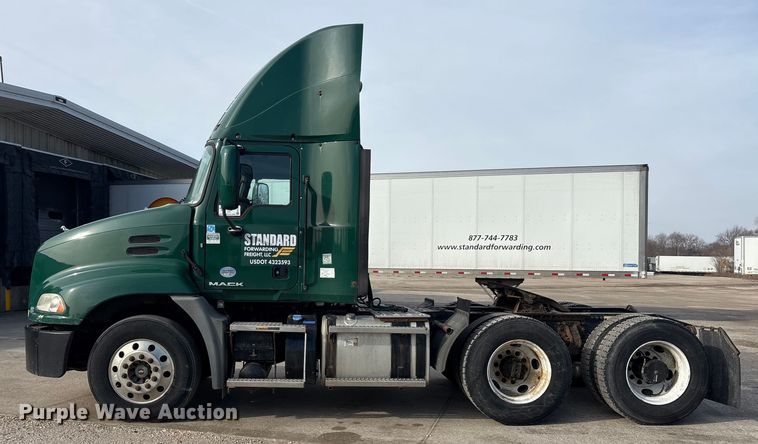 image for item FG1004 2016 Mack CXU613 semi truck