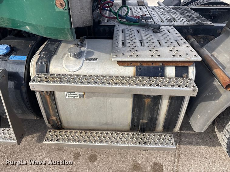 image for item FG1004 2016 Mack CXU613 semi truck