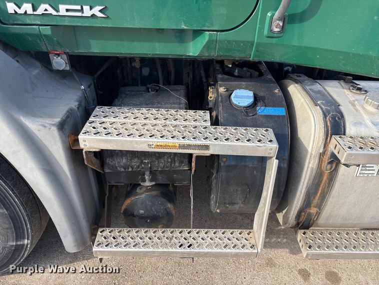 image for item FG1004 2016 Mack CXU613 semi truck