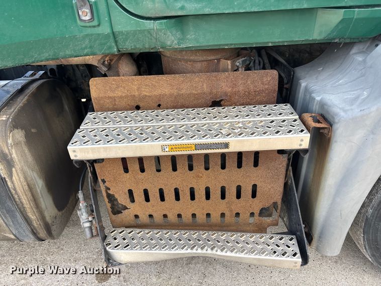 image for item FG1004 2016 Mack CXU613 semi truck