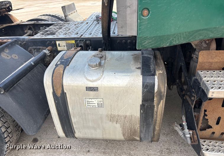 image for item FG1004 2016 Mack CXU613 semi truck