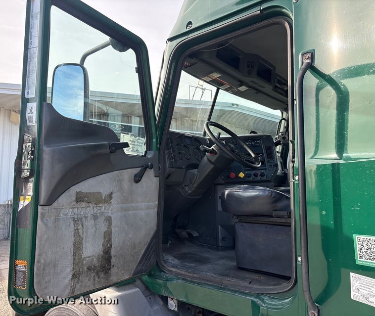 image for item FG1004 2016 Mack CXU613 semi truck