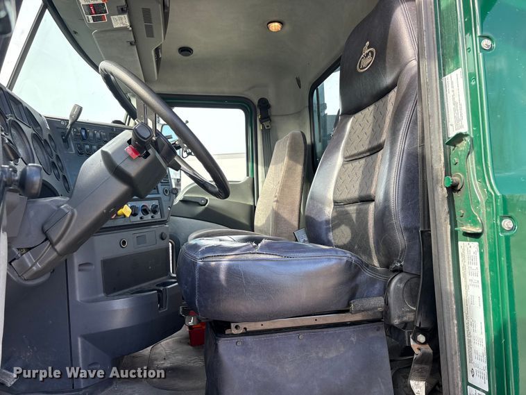 image for item FG1004 2016 Mack CXU613 semi truck