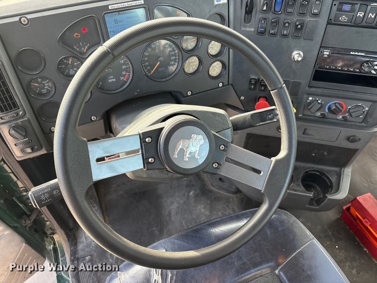 image for item FG1004 2016 Mack CXU613 semi truck