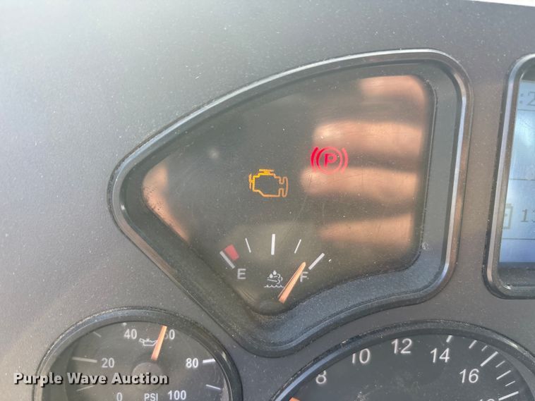 image for item FG1004 2016 Mack CXU613 semi truck