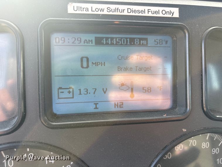 image for item FG1004 2016 Mack CXU613 semi truck