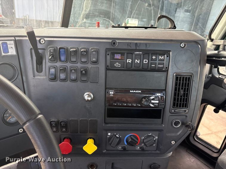 image for item FG1004 2016 Mack CXU613 semi truck