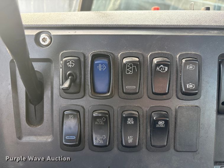 image for item FG1004 2016 Mack CXU613 semi truck