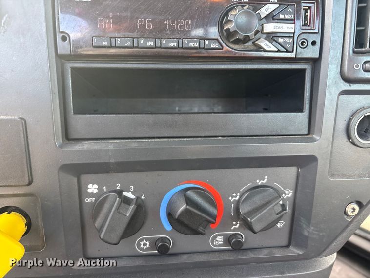 image for item FG1004 2016 Mack CXU613 semi truck