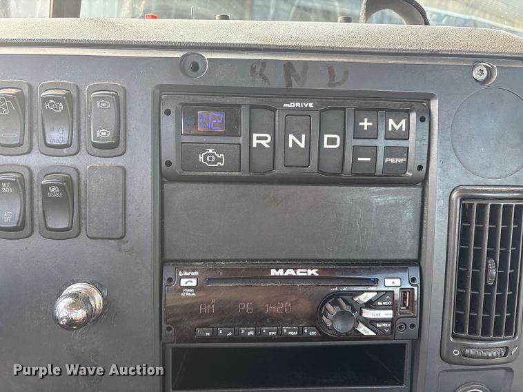 image for item FG1004 2016 Mack CXU613 semi truck