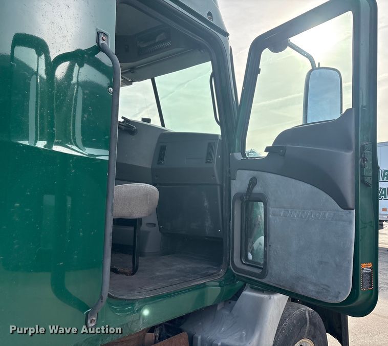 image for item FG1004 2016 Mack CXU613 semi truck