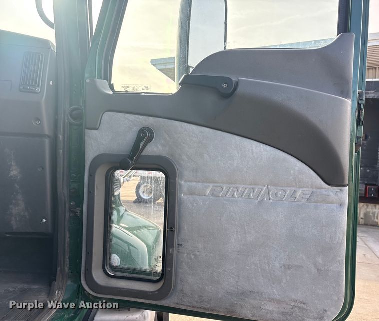 image for item FG1004 2016 Mack CXU613 semi truck