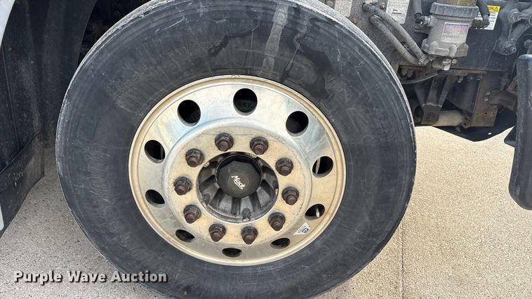 image for item FG1004 2016 Mack CXU613 semi truck