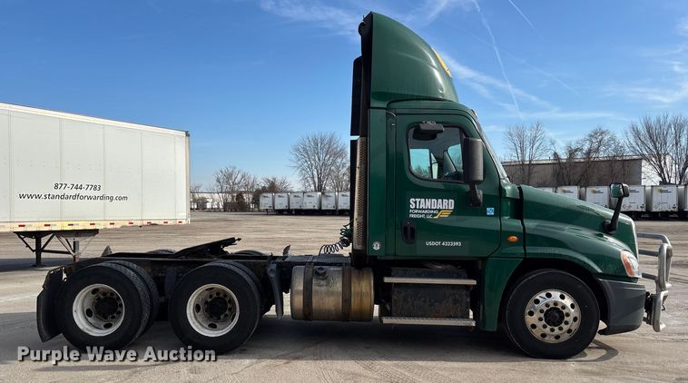 image for item FG1005 2017 Freightliner Cascadia 125 semi truck