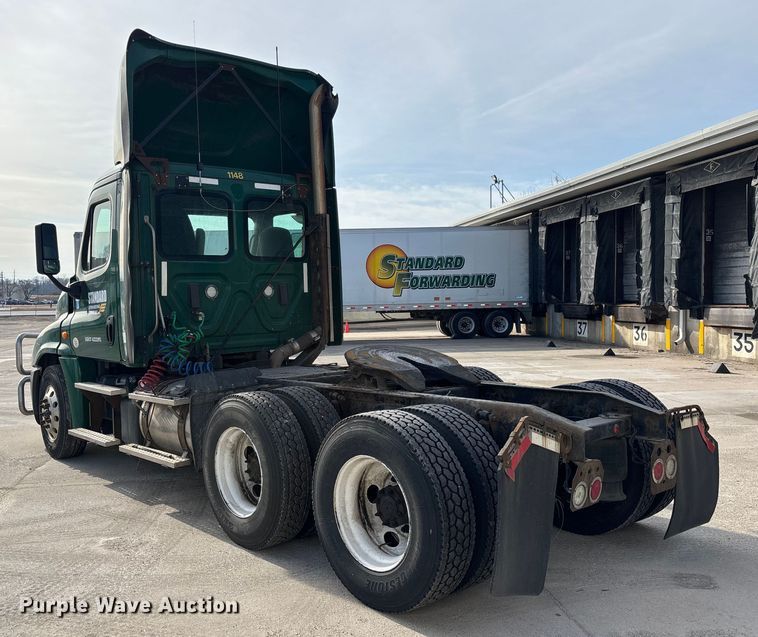 image for item FG1005 2017 Freightliner Cascadia 125 semi truck