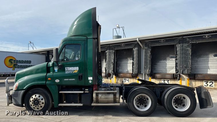 image for item FG1005 2017 Freightliner Cascadia 125 semi truck