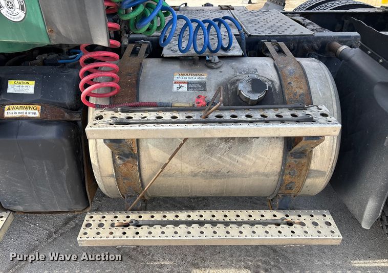 image for item FG1005 2017 Freightliner Cascadia 125 semi truck