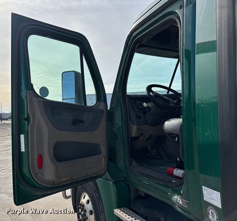 image for item FG1005 2017 Freightliner Cascadia 125 semi truck