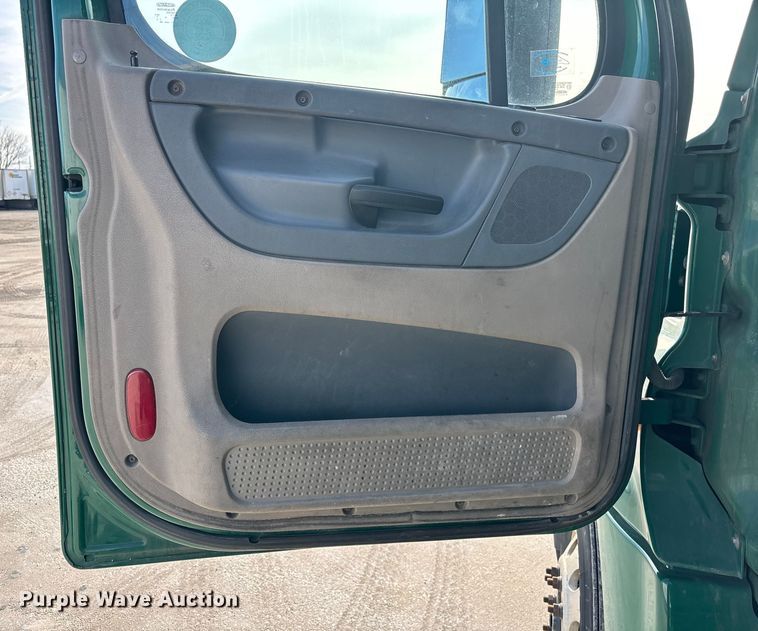 image for item FG1005 2017 Freightliner Cascadia 125 semi truck