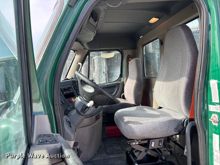 image for item FG1005 2017 Freightliner Cascadia 125 semi truck