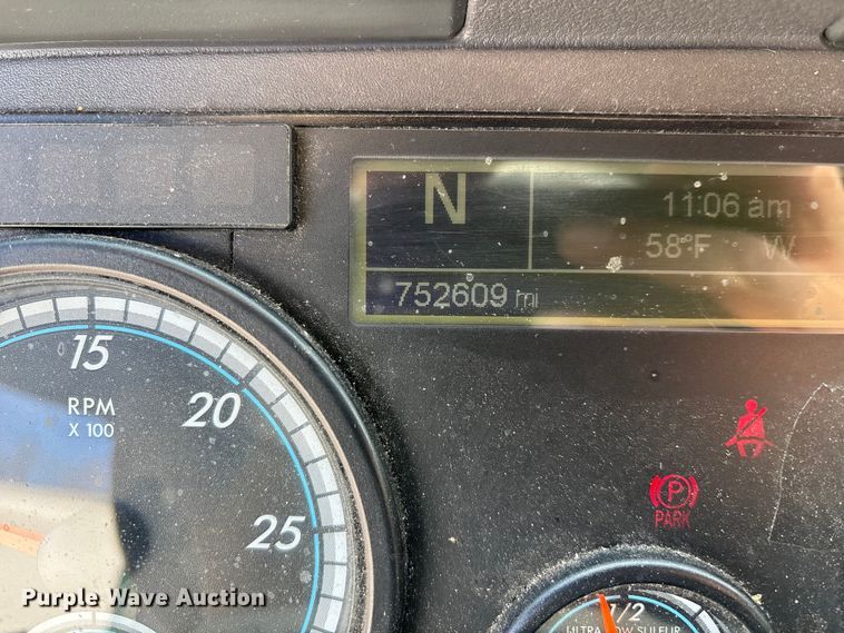 image for item FG1005 2017 Freightliner Cascadia 125 semi truck