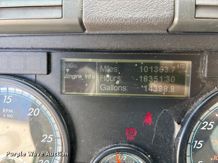 image for item FG1005 2017 Freightliner Cascadia 125 semi truck