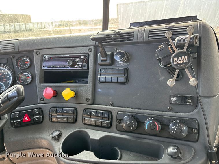 image for item FG1005 2017 Freightliner Cascadia 125 semi truck