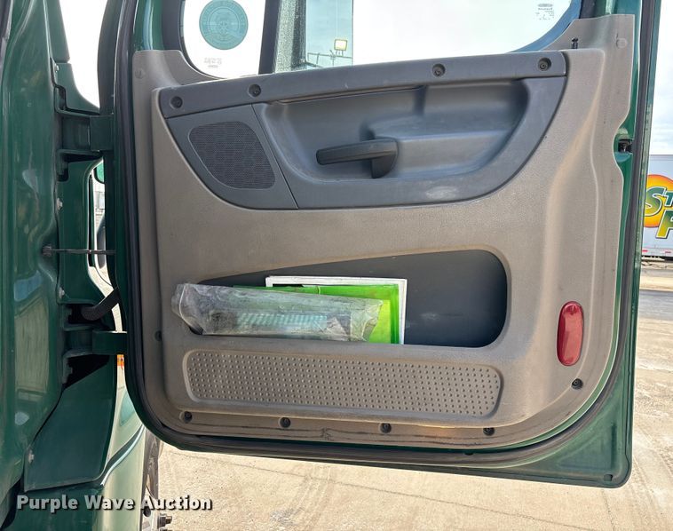 image for item FG1005 2017 Freightliner Cascadia 125 semi truck