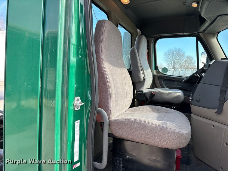 image for item FG1005 2017 Freightliner Cascadia 125 semi truck