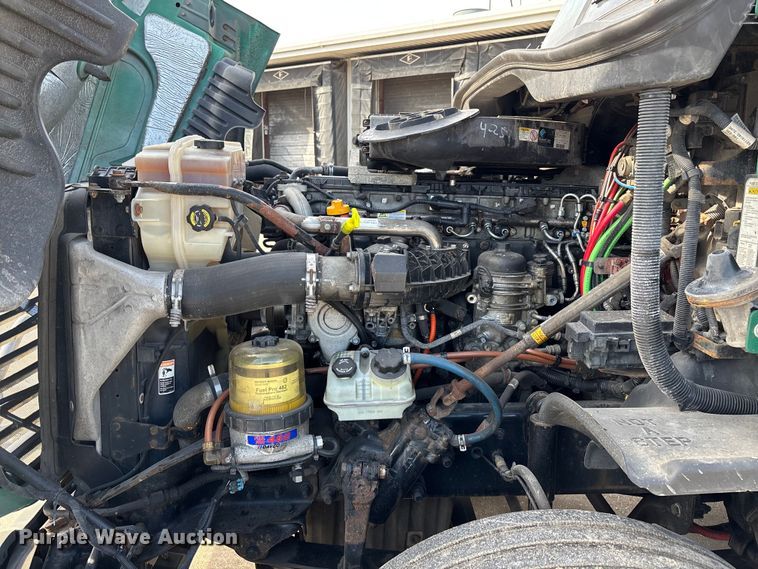 image for item FG1005 2017 Freightliner Cascadia 125 semi truck