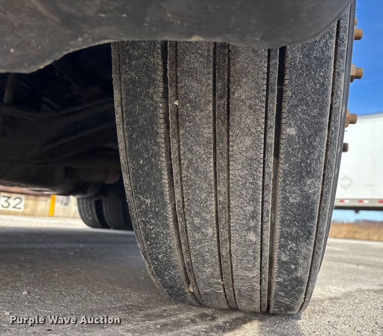 image for item FG1005 2017 Freightliner Cascadia 125 semi truck