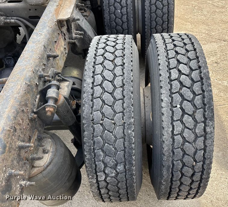 image for item FG1005 2017 Freightliner Cascadia 125 semi truck