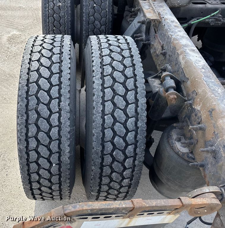 image for item FG1005 2017 Freightliner Cascadia 125 semi truck