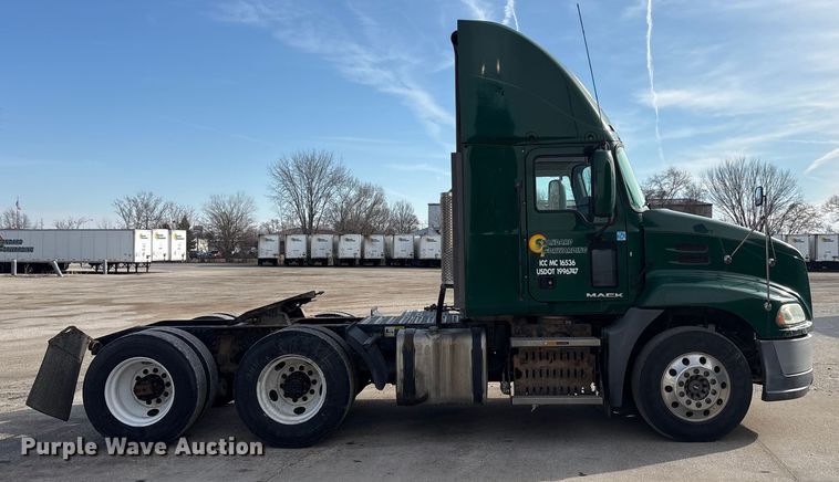 image for item FG1006 2016 Mack CXU613 semi truck