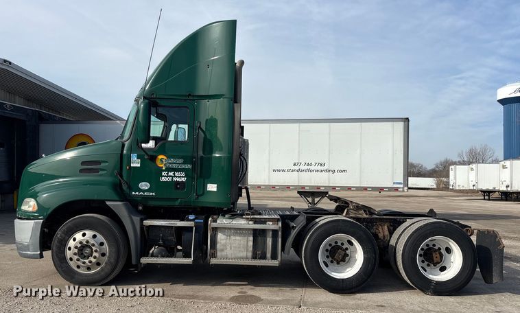 image for item FG1006 2016 Mack CXU613 semi truck