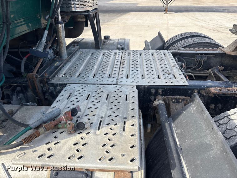 image for item FG1006 2016 Mack CXU613 semi truck