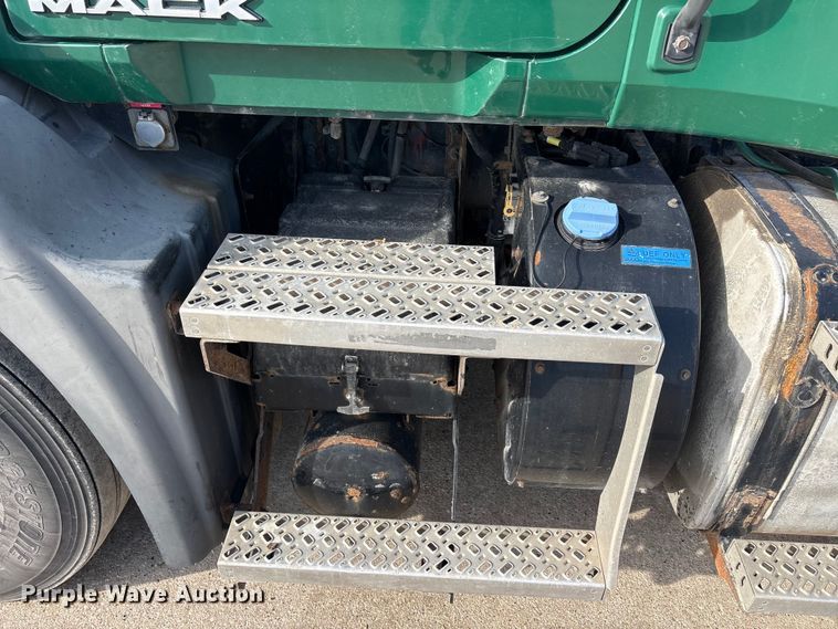 image for item FG1006 2016 Mack CXU613 semi truck