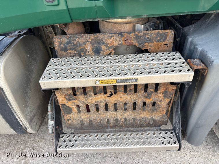 image for item FG1006 2016 Mack CXU613 semi truck