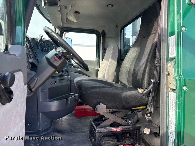 image for item FG1006 2016 Mack CXU613 semi truck